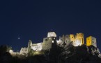 2020-04-03: Hviezdna obloha a nad Hradom Strečno. Foto: J. Mäsiar a K. Vlčková, Krajská hvezdáreň v Žiline